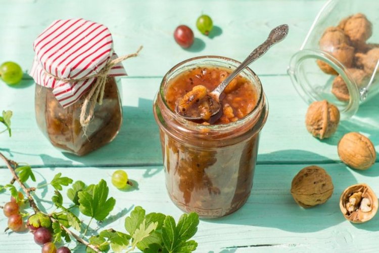 Grosella espinosa con nueces y azúcar