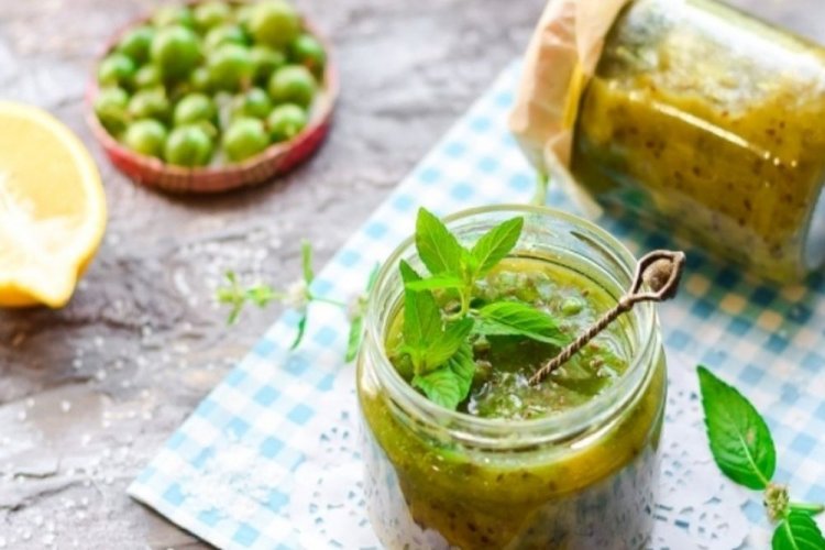 Mermelada cruda de grosella espinosa con limón y menta