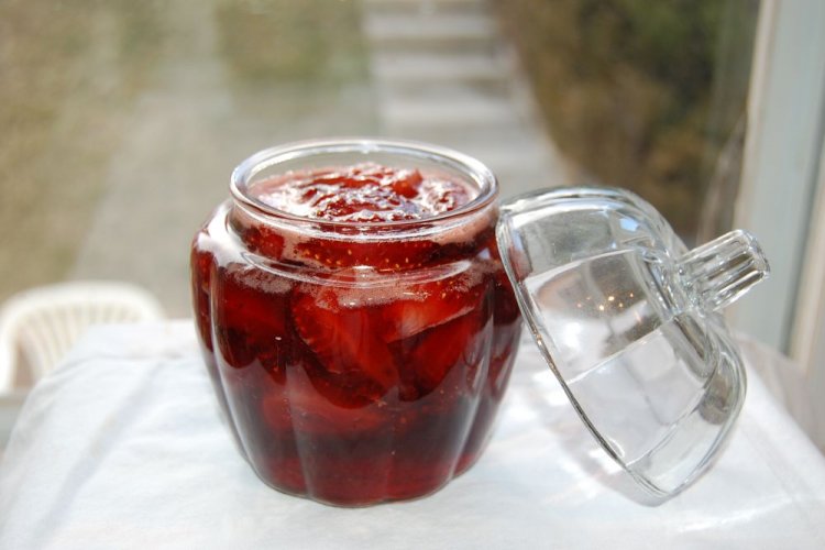 Strawberries in Their Own Juice with Cinnamon