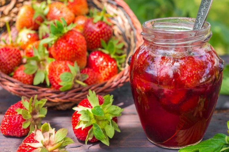 Strawberries in Their Own Juice with Sugar and Honey