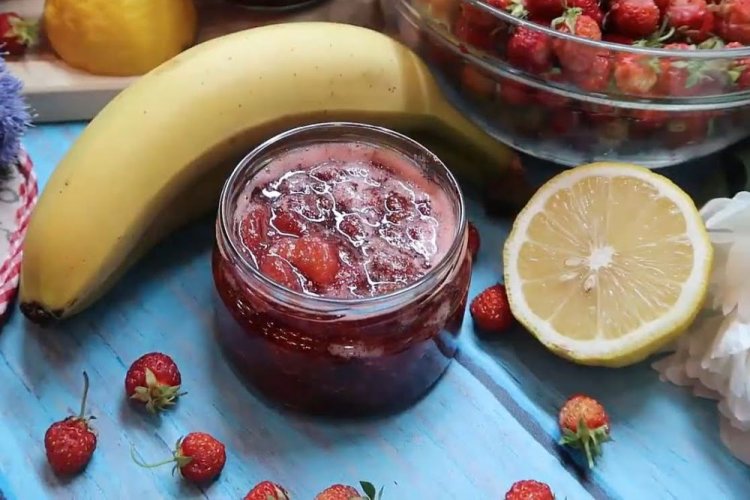 Strawberries with Banana and Lemons in Their Own Juice