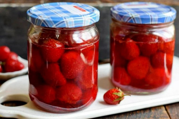Strawberries in Their Own Juice with Gelatin