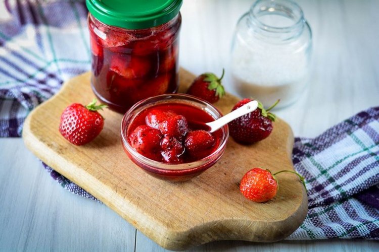 Strawberries in Their Own Juice with Vanilla