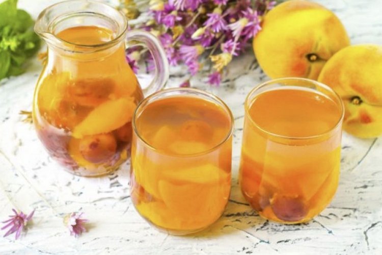 Sommerliches Pfirsich- und Traubenkompott mit Fruktose