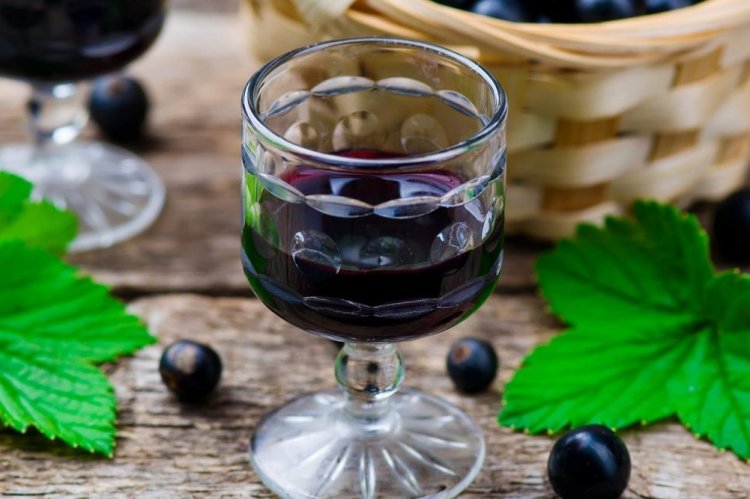 Licor de grosella negra con hojas