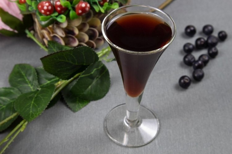Licor de grosella negra con agua y ácido cítrico