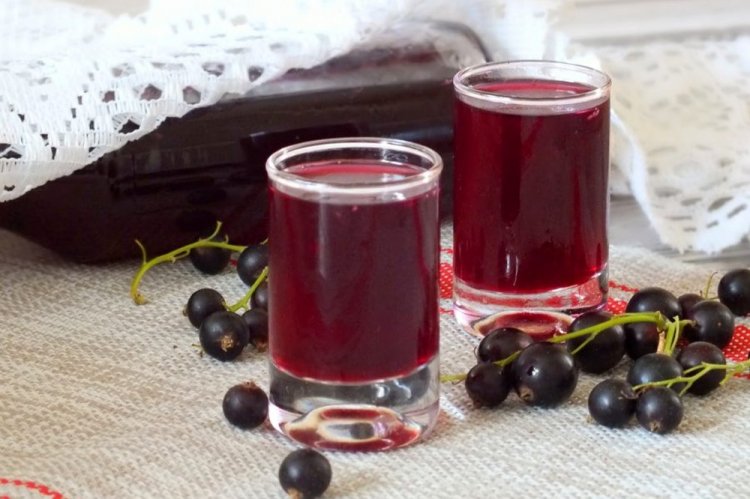 Licor de grosella negra con alcohol