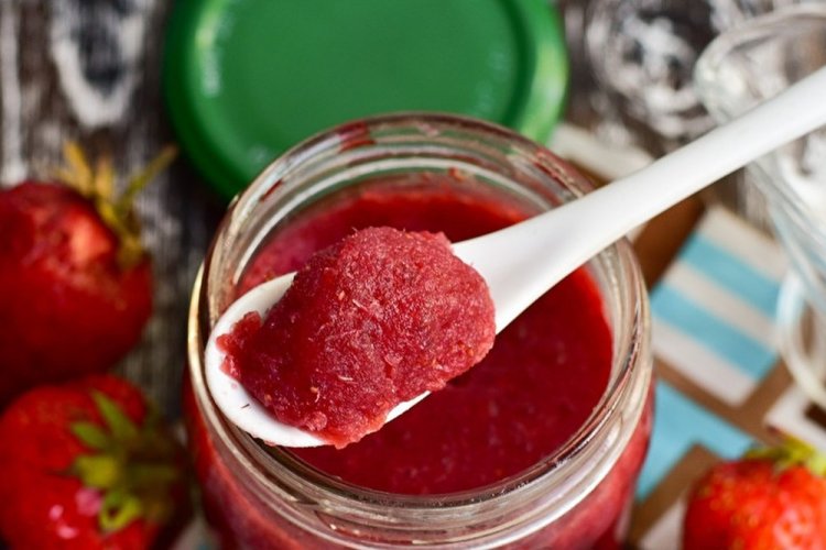 Ranetka-Marmelade mit Erdbeeren