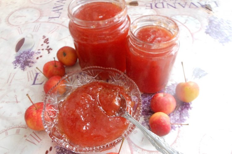 Ranetka-Marmelade ganz durch ein Sieb
