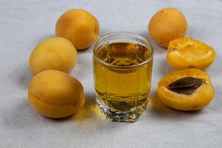 Aprikosenlikör mit Teesirup