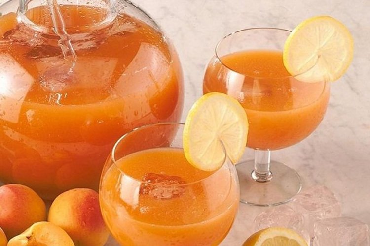 Likör mit Aprikosensaft