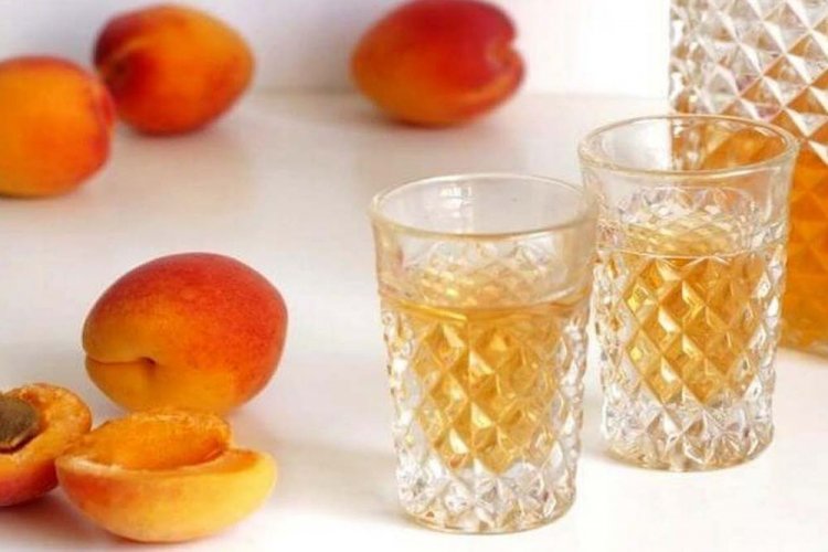 Aprikosenlikör mit Weißwein