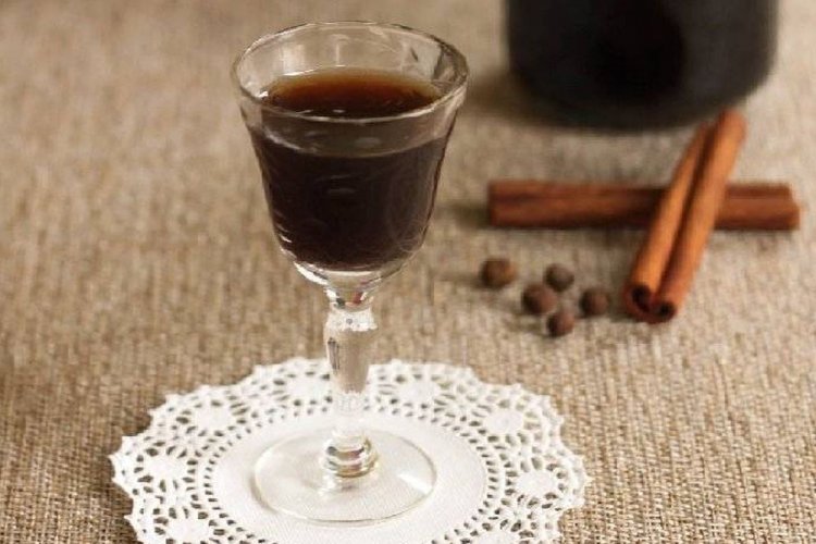 Licor de ciruela con especias y brandy