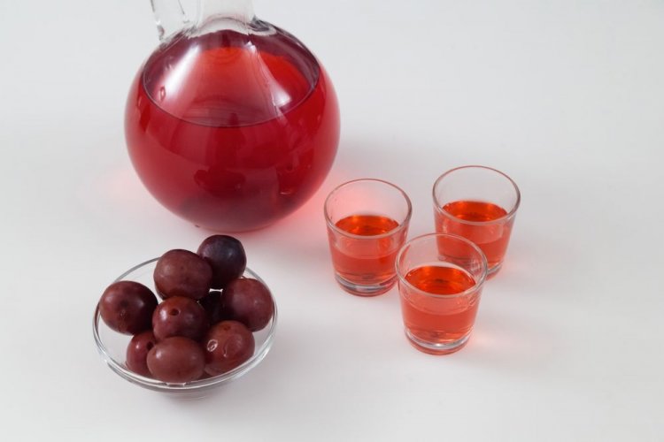 Licor de ciruela con ciruelas pasas