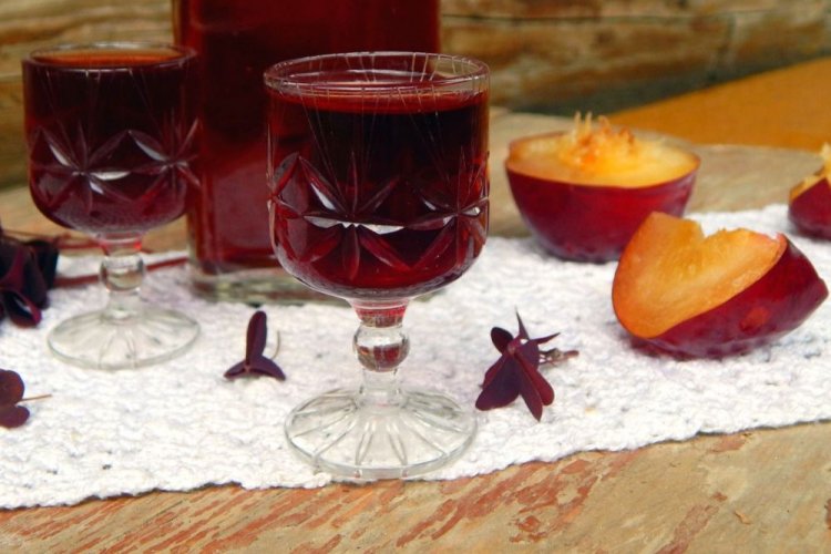 Licor de ciruela con aguardiente casero