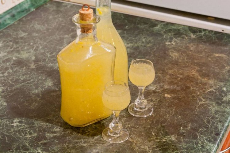 Licor de ciruela amarilla con limón