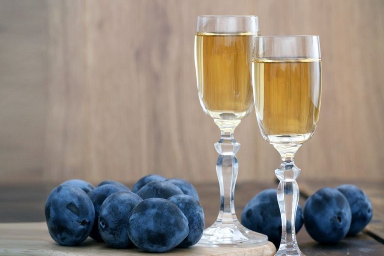 Licor de ciruela con raíz de jengibre y cáscara de naranja