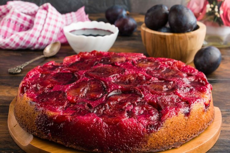 Tarta de jengibre con ciruelas