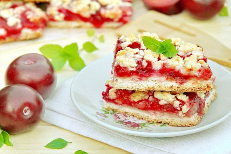 Tarta rallada con ciruelas