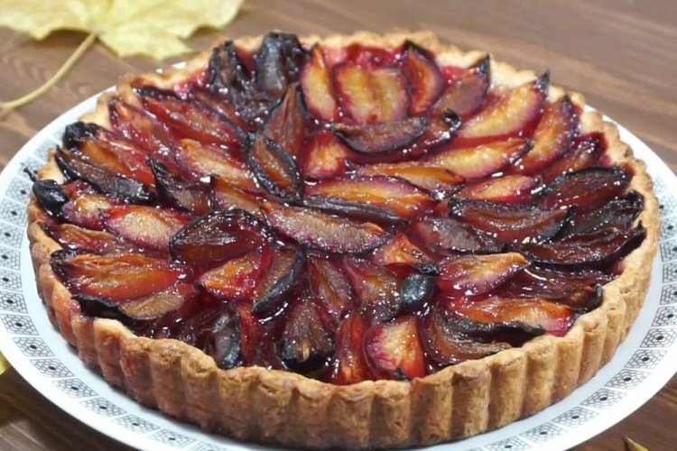 Tarta de masa quebrada con ciruelas