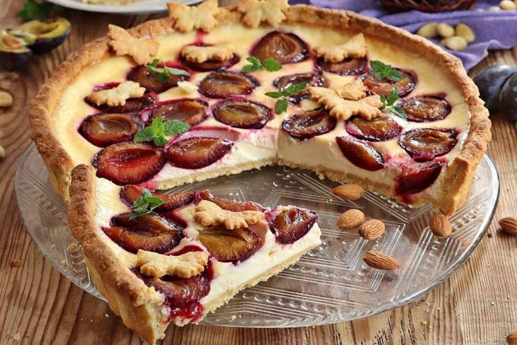 Tarta de ciruela con relleno de mascarpone y yogur