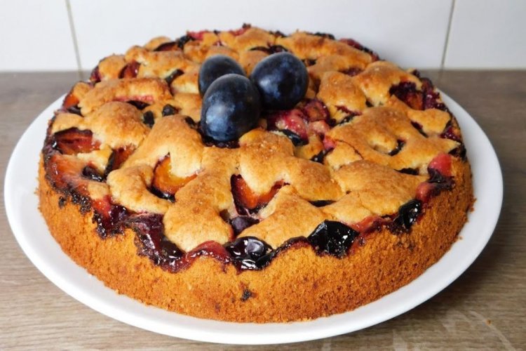 Tarta de ciruela con agua mineral