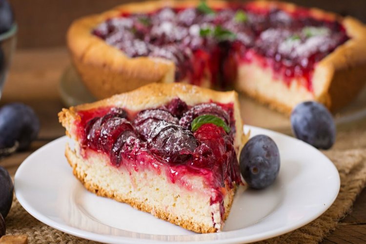 Tarta de levadura con ciruelas y frambuesas