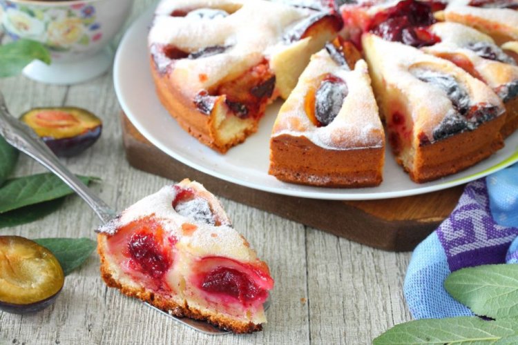 Tarta aérea de ciruela con huevos y nata