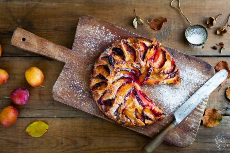 Tarta de crema agria con ciruelas caramelizadas