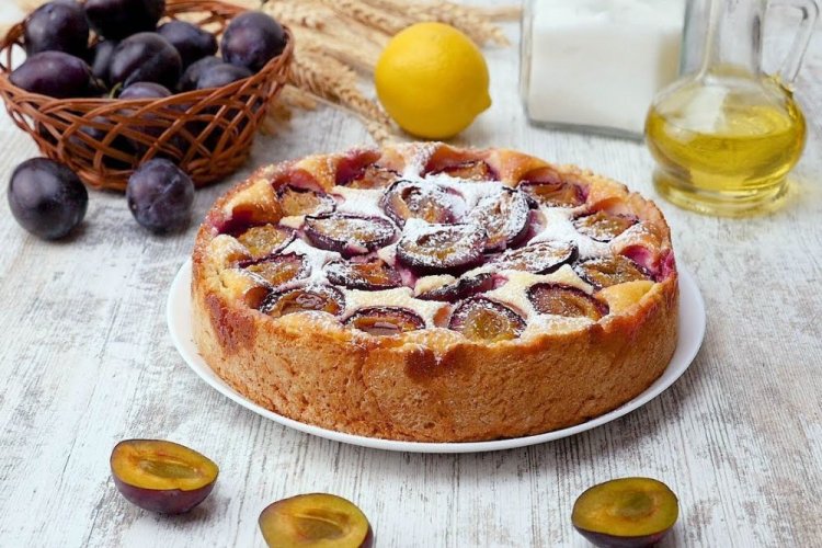 Tarta de ciruela con ralladura de limón
