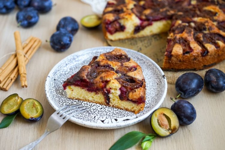 Tarta de miel con ciruelas