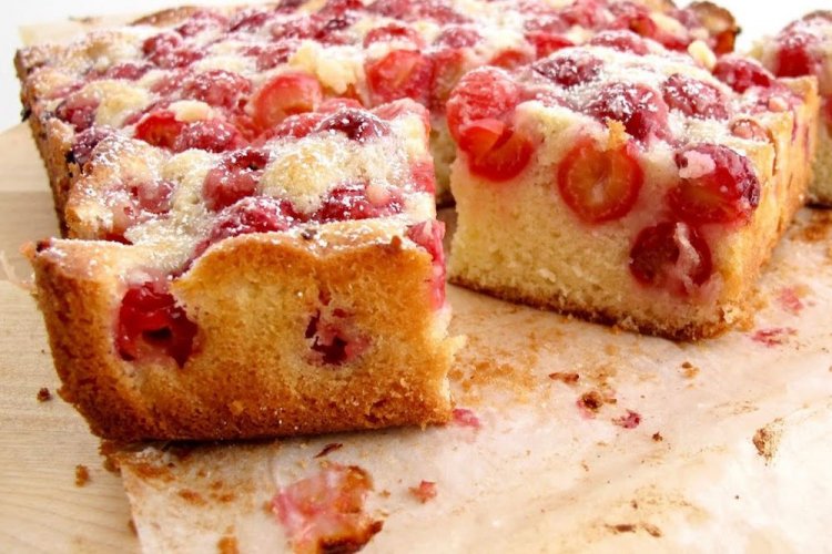 Charlotte de cereza con nata