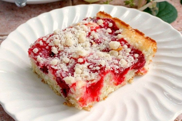 Charlotte de cereza con suero de leche y crumble de streusel