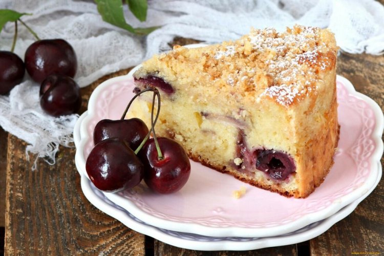 Charlotte con cerezas y manzanas