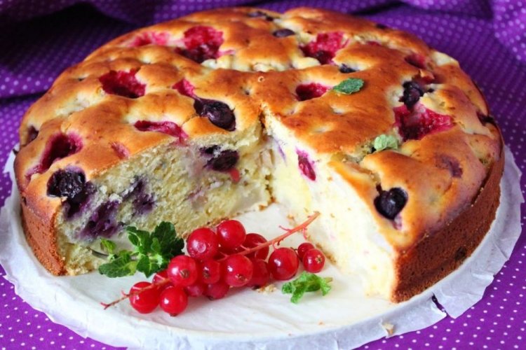 Charlotte con cerezas y grosellas rojas