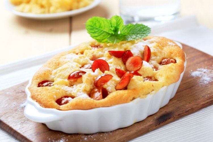 Charlotte de cereza con crema agria