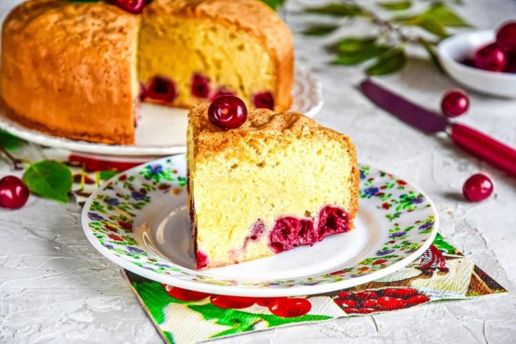 Charlotte de cereza con yemas de huevo