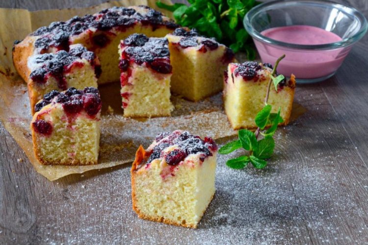 Charlotte de cereza esponjosa con leche