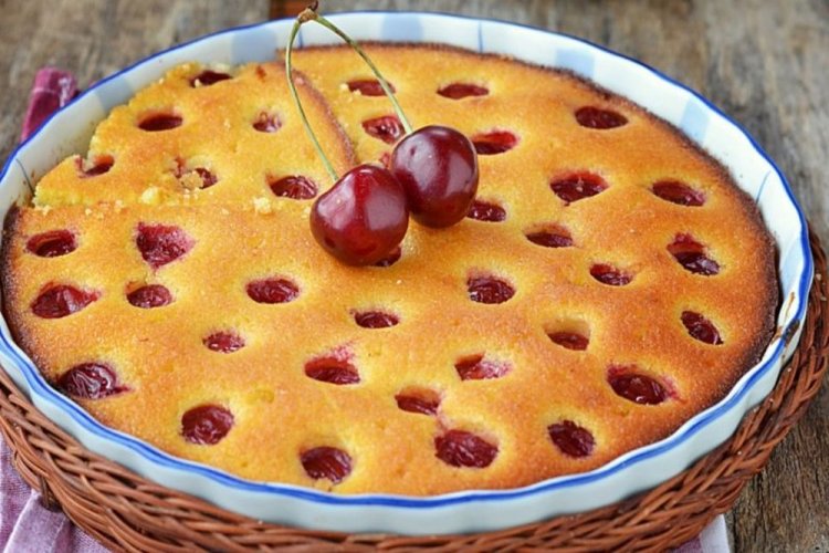 Charlotte con miel y cerezas