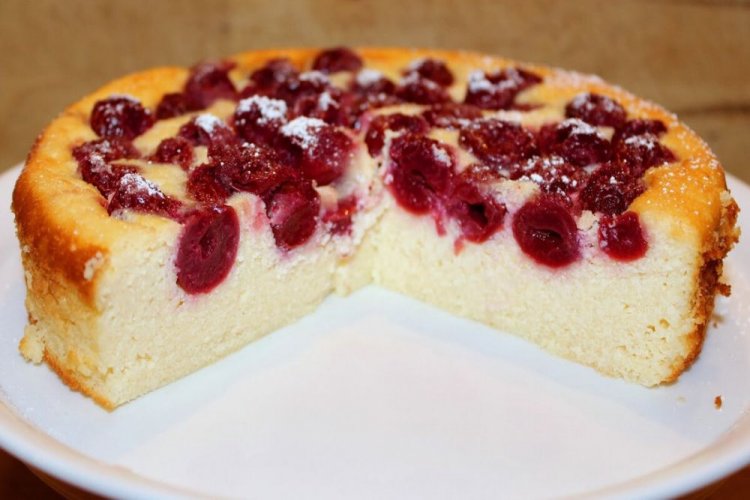 Charlotte de requesón con cerezas
