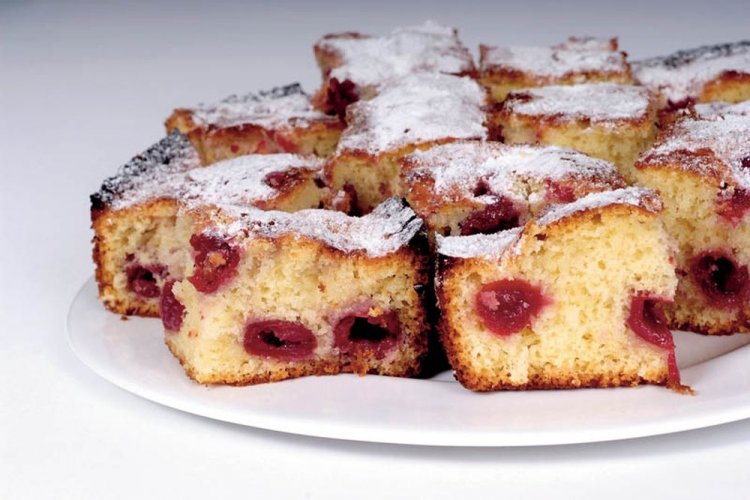Charlotte de cereza con kéfir sin huevos