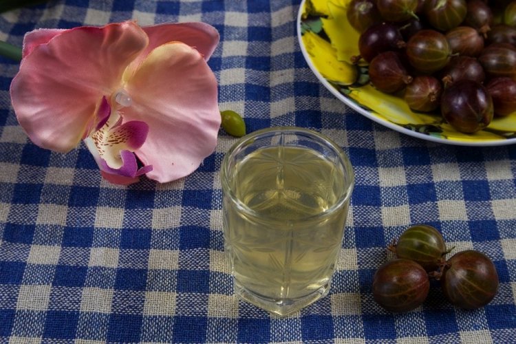 Licor de grosella espinosa con alcohol
