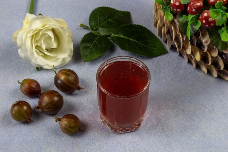 Licor de grosella espinosa con vino rosado