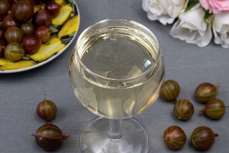 Licor de grosella espinosa con vodka