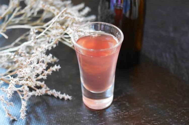 Licor de grosella espinosa con agua mineral