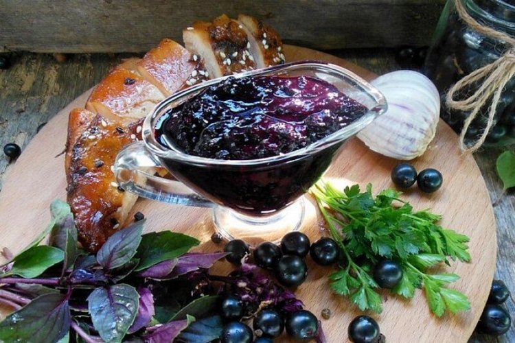 Blackcurrant Sauce for Meat with Garlic