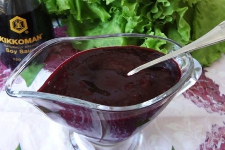 Tomato and Blackcurrant Sauce for Meat