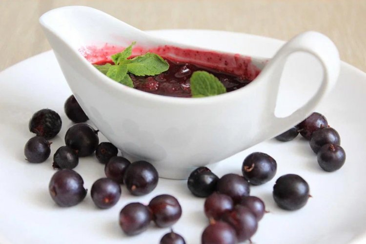 Blackcurrant Sauce for Meat with Mint