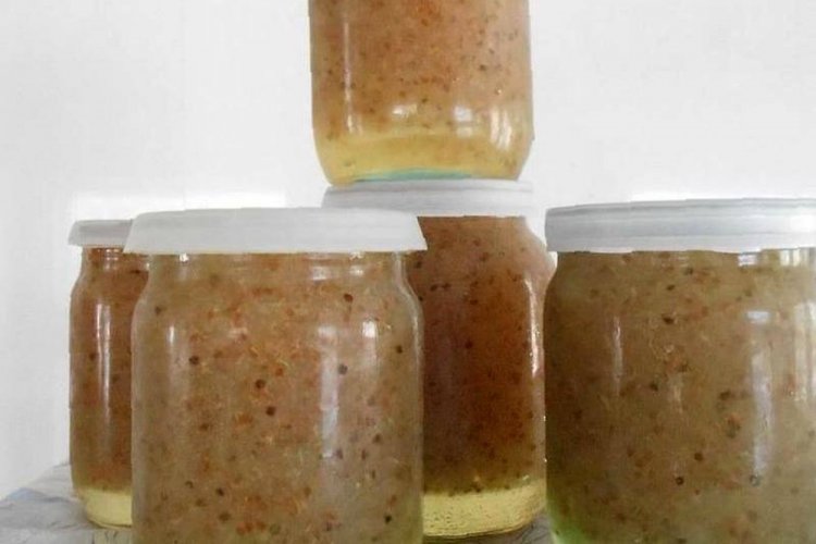 Konfitüre aus weißen Johannisbeeren durch den Fleischwolf