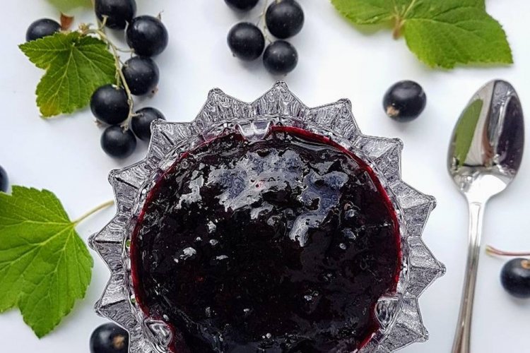 Felsenbirnen- und Schwarze Johannisbeermarmelade